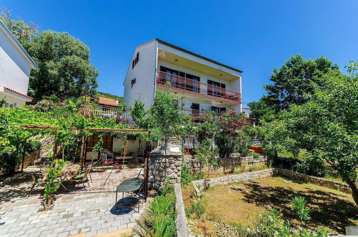Nostalgisches Apartment Nur 500 Meter Zum Strand Mit Privater Terrasse, Meerblick, Grill Dramalj